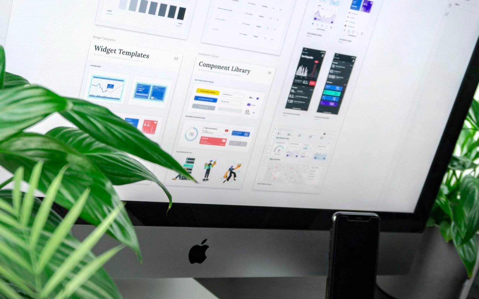 Interface digital sendo planejada em ambiente de trabalho